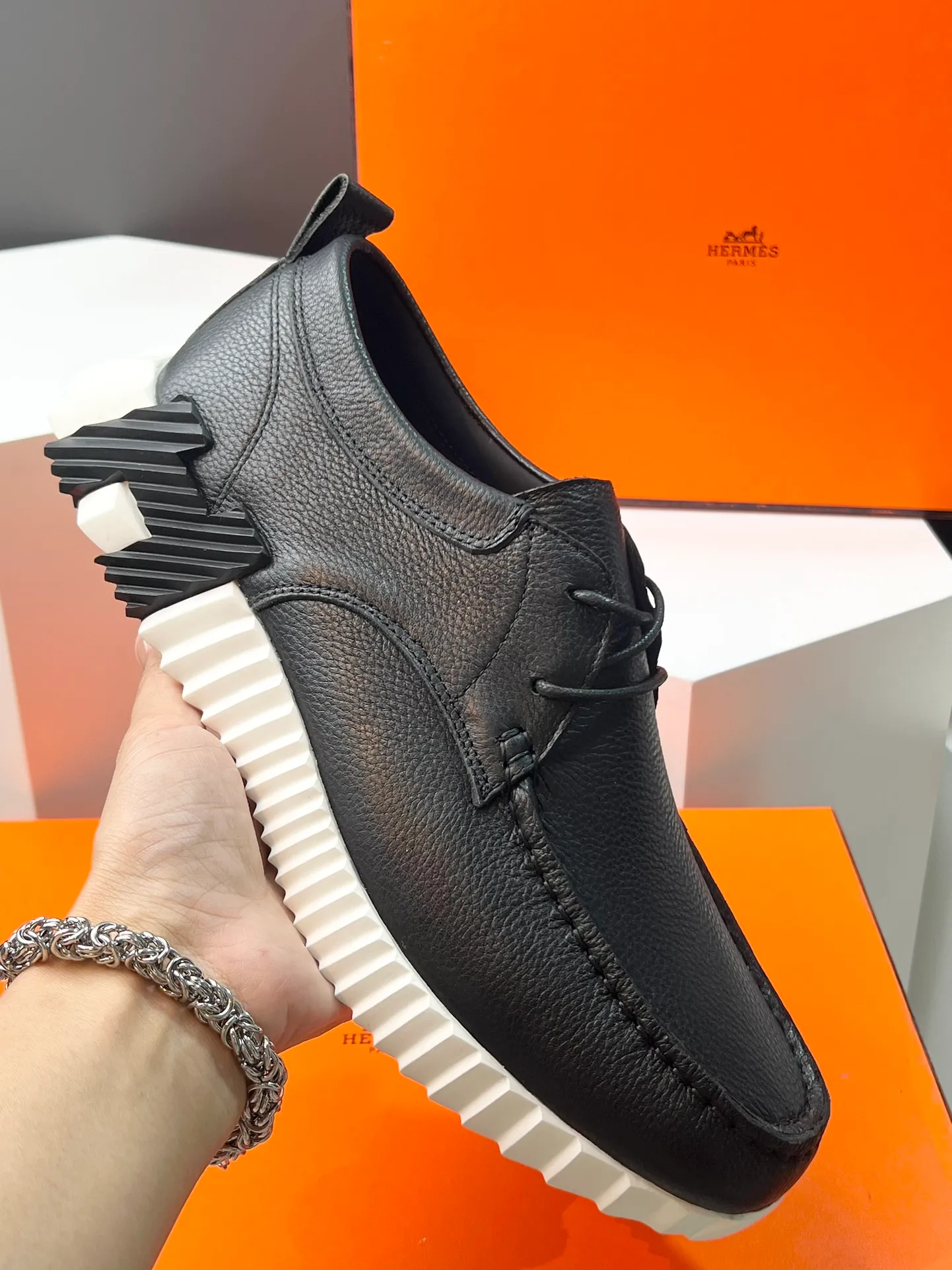 PP660【Hermes】fe new arrival~New Bouncing sneakers are the most comfortable shoes from Hermès. They are extremely light on the feet and look great. You won’t feel tired even when you go shopping and running around👍. They are light and comfortable. They are extremely light. They are perfect for both sports and leisure. They feel great when you step on them! It’s up to you to choose, there’s always what you want~ ✔️Fabric: Imported first-layer cowhide ✔️Inner lining: Imported water-dyed cowhide ✔️Outsole: Seamless combination of IP+TPU (multi-color letters) German technology irradiation machine ✔️Code number: Male 38-44 (45 customized)